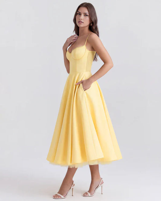 Selena | Vestido midi amarillo mantequilla con capas de tul y bolsillos secretos.